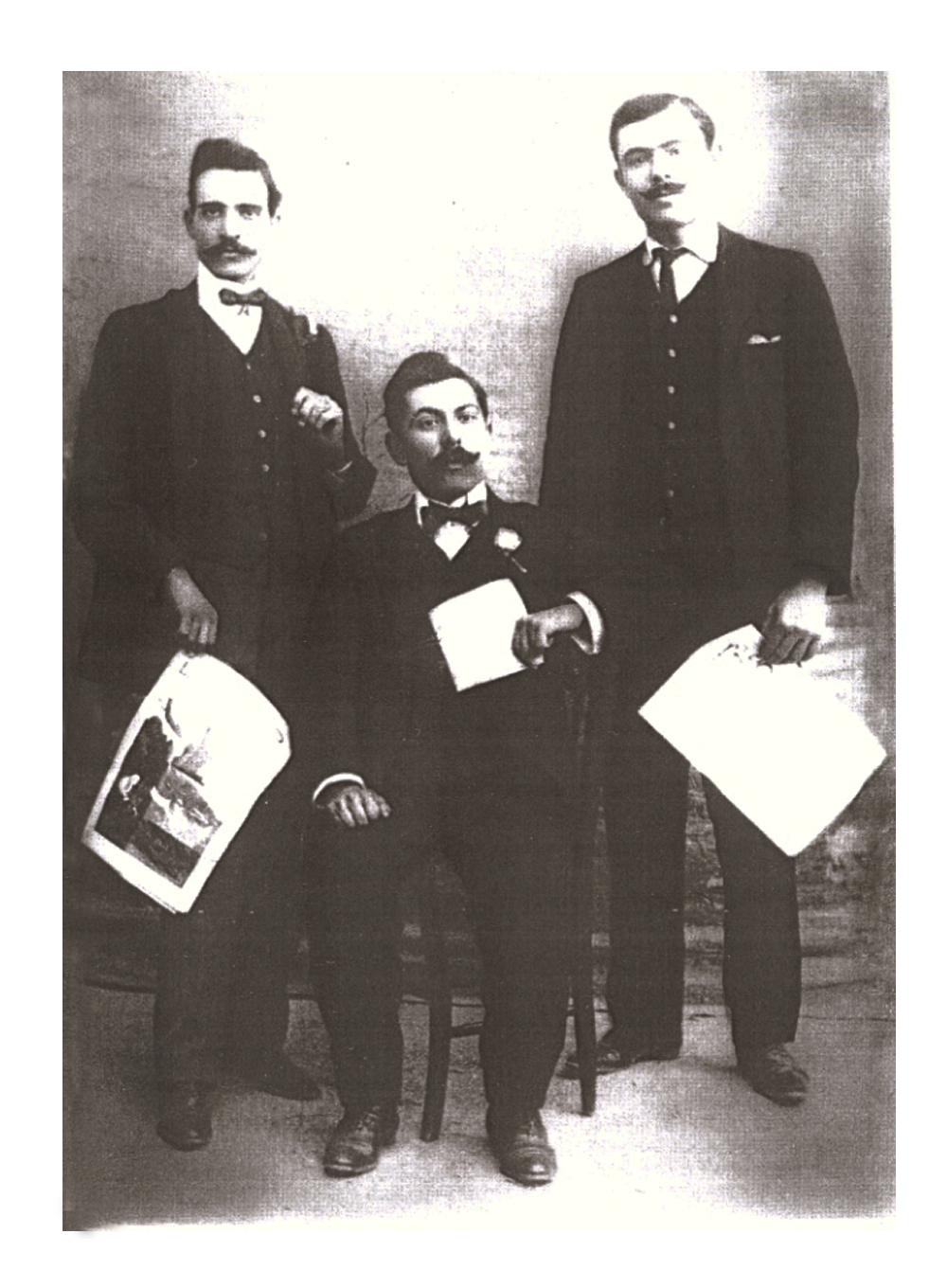 Nino Scuderi, Diego Curatolo (seduto) e Pietro Grammatico in una foto di gruppo, con i sim­boli della propaganda socialista