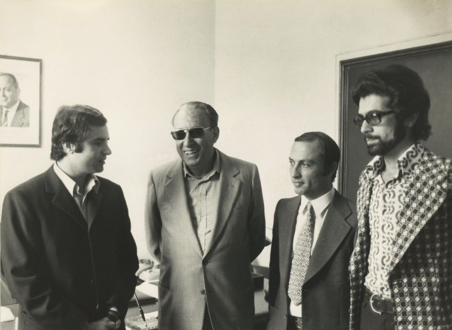 Stathis Panagulis, Nikos Zambelis e Giacomo Mancini_sullo sfondo alla parete l'immagine di Brodolini
